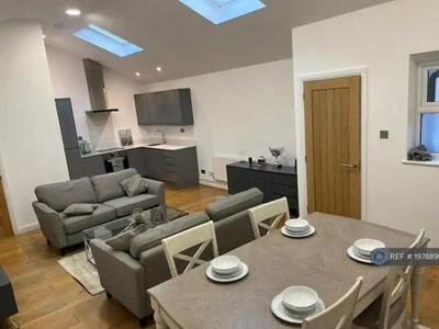 2 Bedroom Bungalow For Rent In Weybridge