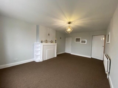 2 Bedroom Flat For Rent In Northwood, Greater London