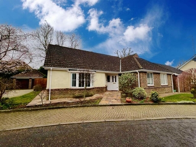 3 bedroom detached bungalow for rent in Bowmont Close, Hutton, Brentwood, CM13