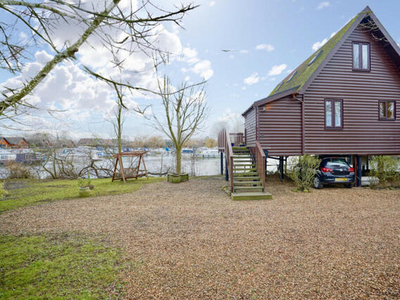 3 Bedroom Lodge For Sale In St. Neots