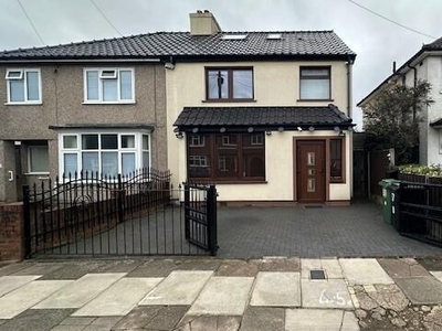 5 bedroom semi-detached house for rent in Large 5 bedroom Family Home - not for sharers, LU2