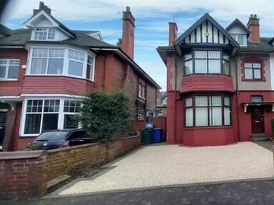 5 Bedroom Semi-detached House For Rent In Town Moor, Doncaster