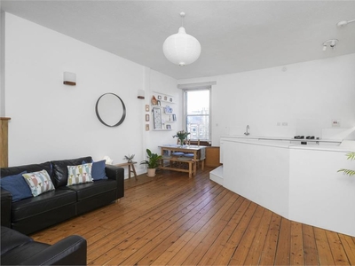 2 bed first floor flat for sale in Meadowbank