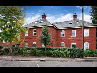 3 Bed Flat, St. Catherines Court, SO23