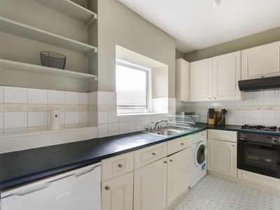 Flat in Mill Hill Road, Acton, W3