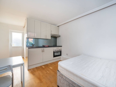 Flat in Sycamore Avenue, South Ealing, W5