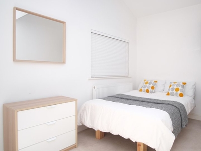 Room for rent in 4-Bedroom Apartment in Kilburn Park