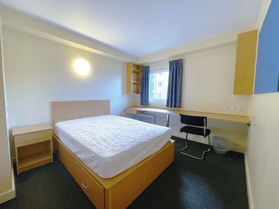 Room in a Shared Flat, Kyle Street, G4