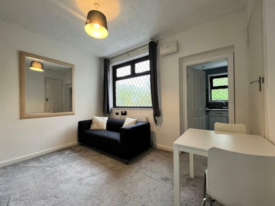 1 bedroom flat for rent in Wellmead Close, Manchester, M8