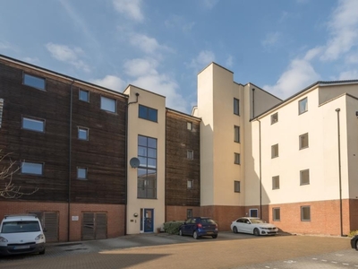 2 Bed Flat/Apartment For Sale in Aylesbury, Buckinghamshire, HP19 - 5355305