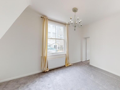 2 bedroom flat for rent in Clarence Square, Brighton, BN1