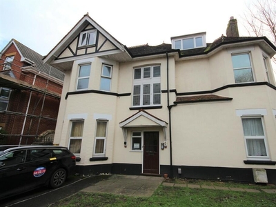 2 bedroom flat for rent in Heathcote Road, Bournemouth, BH5