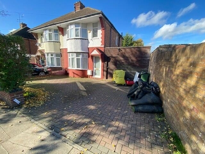 2 bedroom semi-detached house for rent in Roman Road, Luton, Bedfordshire, LU4