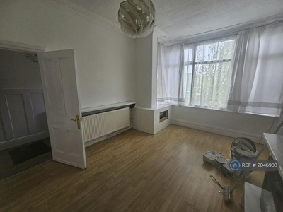 3 bedroom terraced house for rent in Stockport Road, Manchester, M19