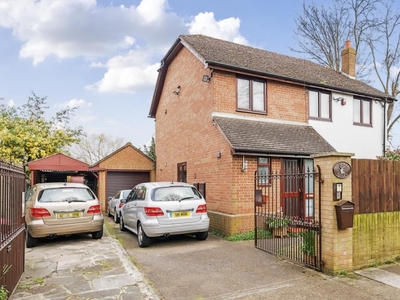 4 Bed House For Sale in Sunbury-on-Thames, Surrey, TW16 - 5371659