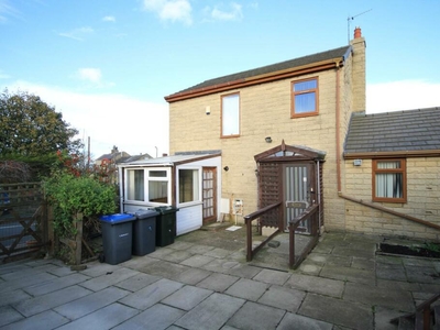 4 bedroom detached house for rent in Alexandra Road, Eccleshill, Bradford, BD2