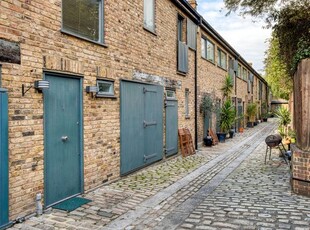 Barn conversion to rent in Prices Mews, London N1