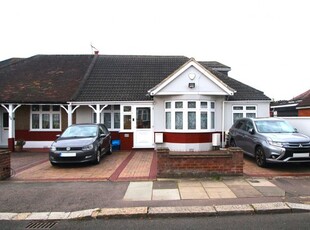 Bungalow to rent in Oaks Lane, Newbury Park, Essex IG2