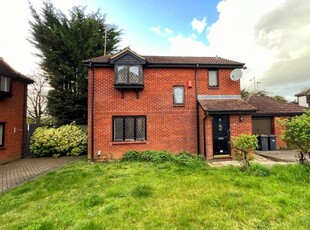 Detached house to rent in Bellerby Rise, Luton LU4