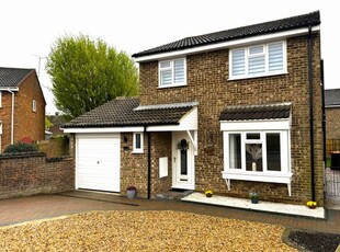 Detached house to rent in Carina Drive, Leighton Buzzard LU7