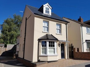 Detached house to rent in Howard Road, Reigate RH2