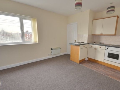 Flat to rent in Airedale Road, Castleford WF10