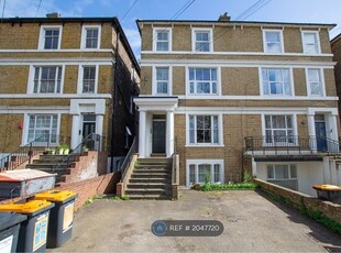 Flat to rent in Ashburnham Road, Bedford MK40