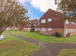 Flat to rent in Beachcroft Place, Lancing BN15