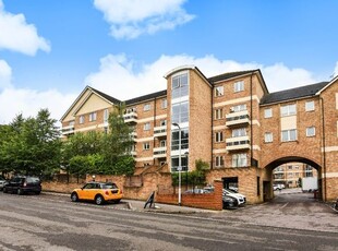 Flat to rent in Branagh Court, Reading RG30