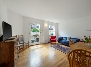 Flat to rent in Chalcot Road, Primrose Hill NW1