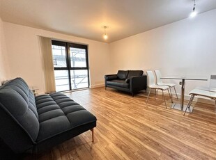 Flat to rent in Chapel Street, Salford M3