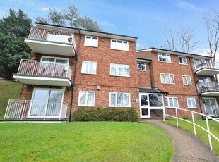 Flat to rent in Court Bushes Road, Whyteleafe CR3