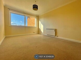 Flat to rent in Dores Court, Swindon SN2