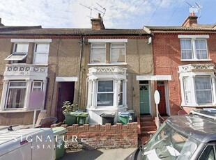 Flat to rent in Gladstone Road, Watford WD17