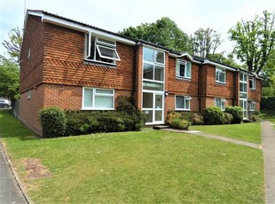 Flat to rent in Griffin Way, Great Bookham, Bookham, Leatherhead KT23