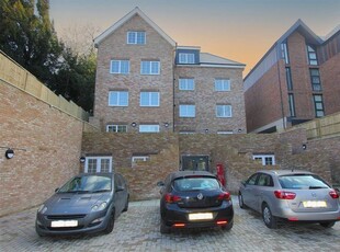Flat to rent in Haling Park Road, South Croydon, South Croydon CR2