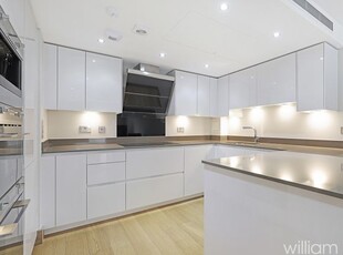 Flat to rent in High Road, Woodford Green IG8
