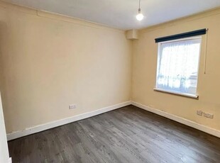 Flat to rent in High Town Road, Luton LU2