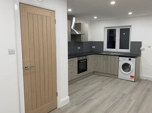 Flat to rent in Malvern Drive, Ilford IG3