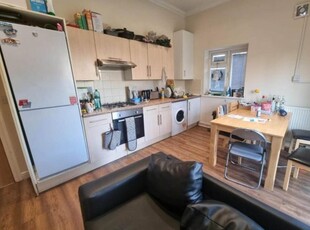 Flat to rent in Richmond Road, Cardiff CF24