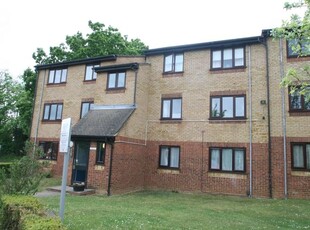 Flat to rent in Sandown Road, Watford, Herts WD24