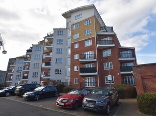 Flat to rent in The Gateway, Watford WD18