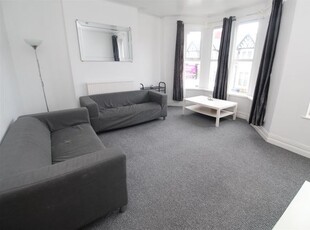 Flat to rent in Whitchurch Road, Heath, Cardiff CF14