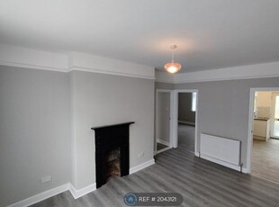 Maisonette to rent in Luton Road, Chatham ME4