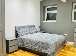 Room to rent in Oaklands Park Avenue, Ilford IG1