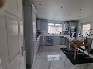 Shared accommodation to rent in Castle Avenue, Northampton 6Lf, UK NN3