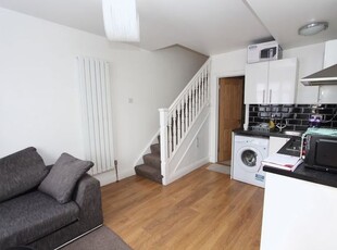 Terraced house to rent in Bergholt Avenue, Ilford IG4