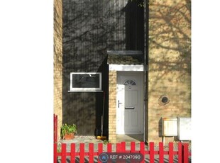 Terraced house to rent in Lisle Walk, Cambridge CB1
