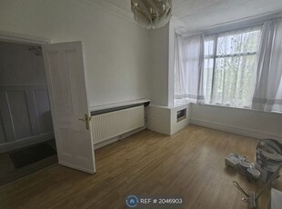 Terraced house to rent in Stockport Road, Manchester M19