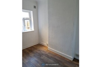 Terraced house to rent in Windsor Road, Westcliff-On-Sea SS0